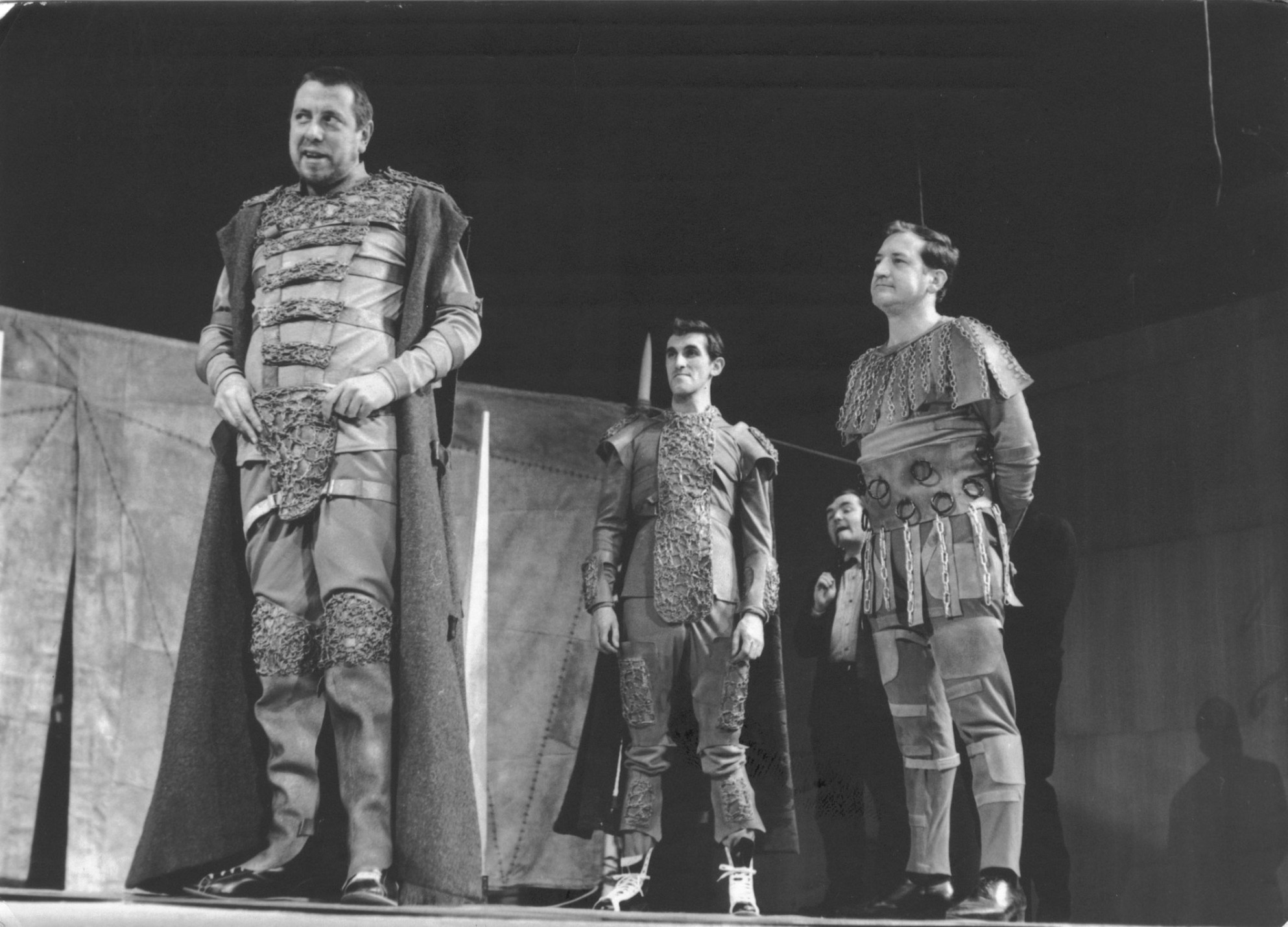 Агамемнон (Жак Алрич), Менелай (Жиллес Шавассэ) и Аякс (Жорж Стракэ) в постановке Р. Планшона «Троила и Крессида» в Лионе